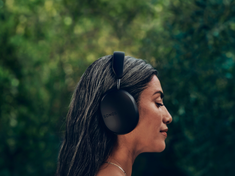 Vrouw draagt Sonos Ace Zwart tegen groene achtergrond